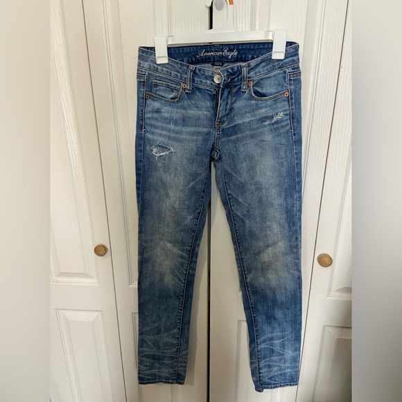 Womens American Eagle Light Washed Skinny Jeans. Size 4. - Picture 2 of 5